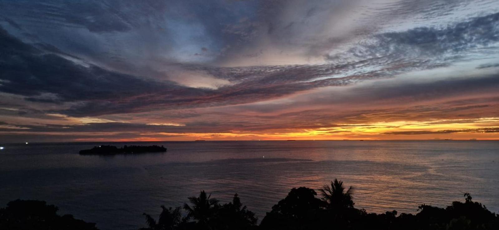 The View Padang, Amazing View, 8 Mins Mentawai Fast Ferry, Cold Beer,Close To Restaurants Паданг Экстерьер фото
